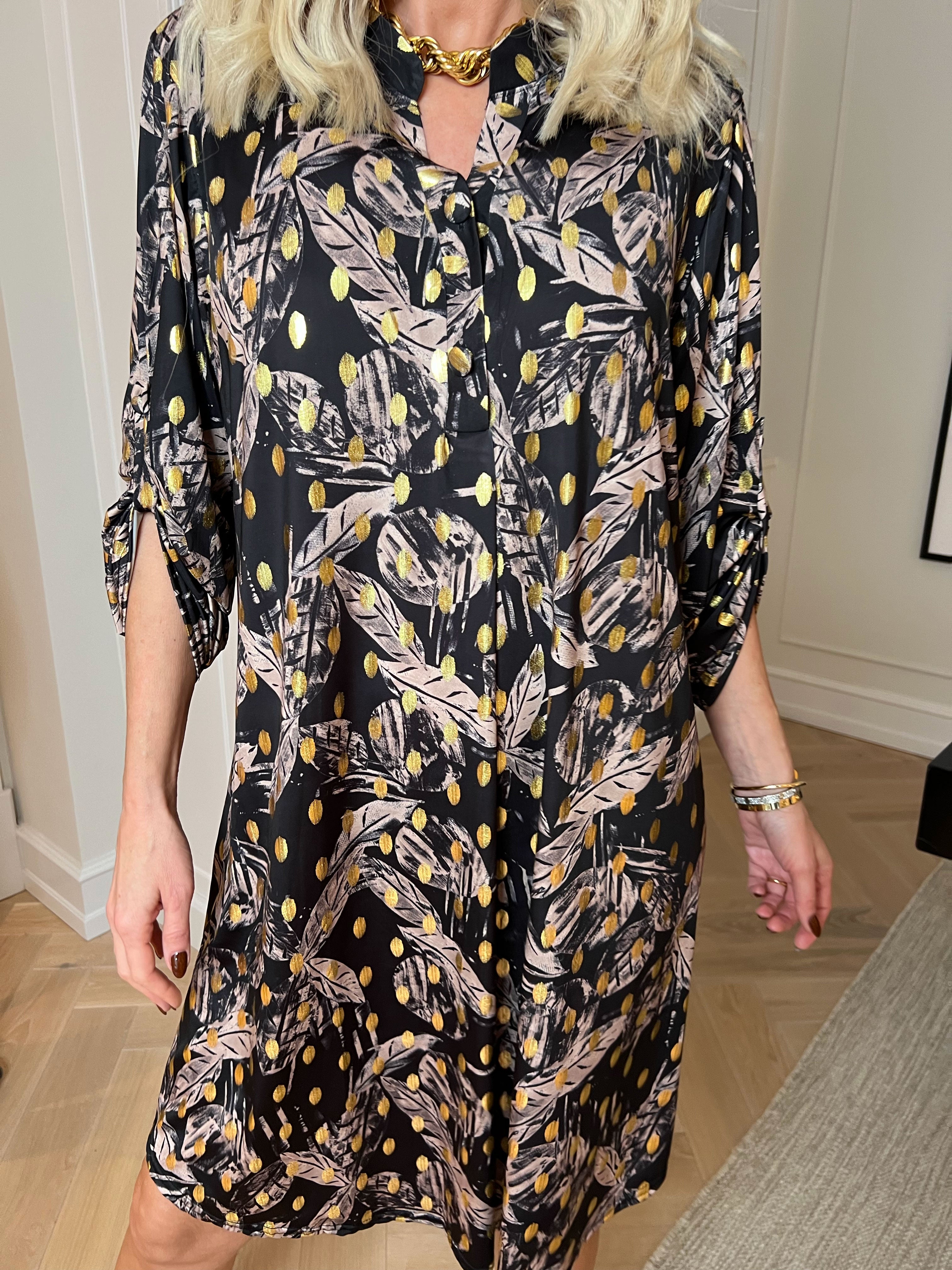 Ebba Leaf Long - Elastisk kjole med fint bladmønster og guld dutter